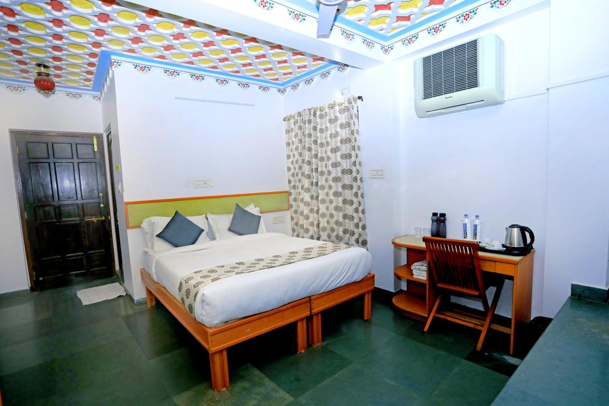 The Kesar Niwas Hotel Удайпур Екстериор снимка
